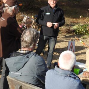 Pieter Posthumus van het Jeneverbesgide Drenthe licht de redenen van het bezoek toe