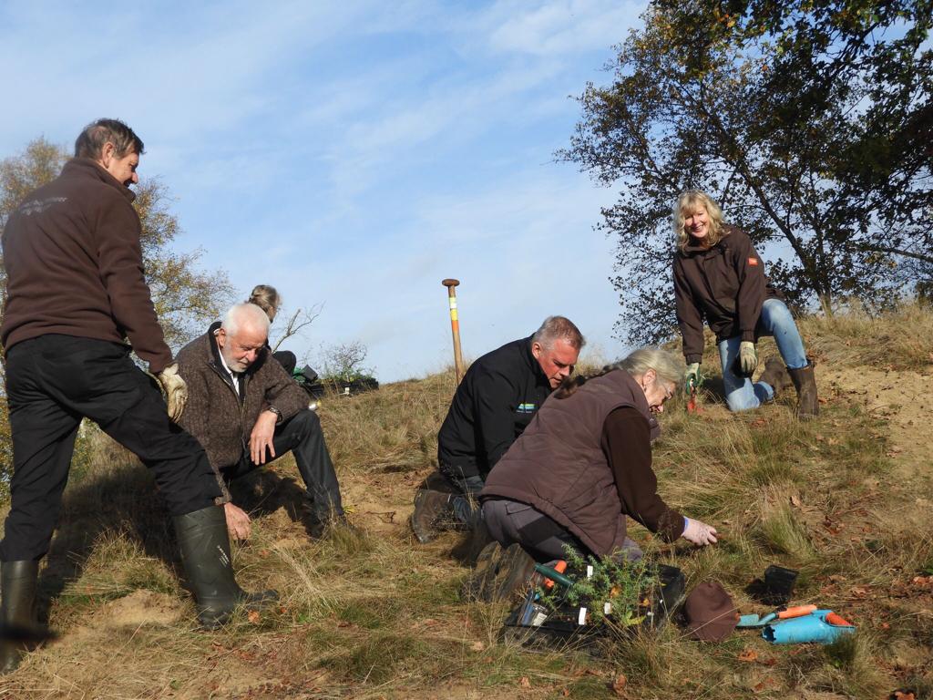 Bestuur Jeneverbesgilde neemt jeneverbesstekjes mee voor werkgroep Siepelveen