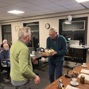 Uko Vegter ontvangt van Pieter Posthumus een presentje voor zijn interessante presentatie